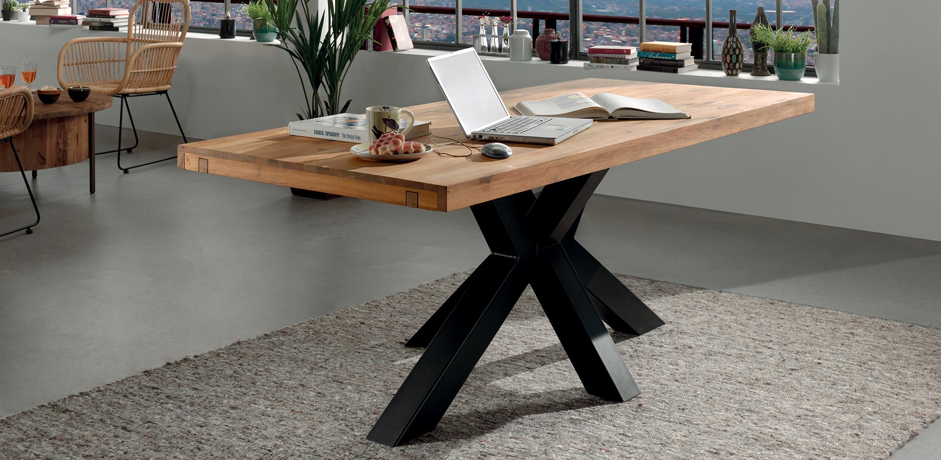 Collection SMOKEY table en chêne et pied métal